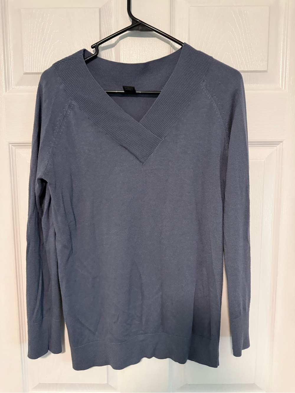 Ann Taylor V-Neck Long Sleeve Sweater in Slate Blue